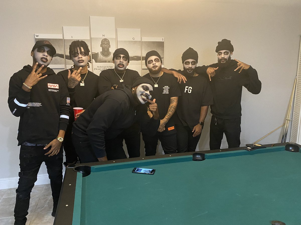 iHateJulian's tweet photo. JEALOUSY ENVY HATE https://t.co/7uQ5swS7T3