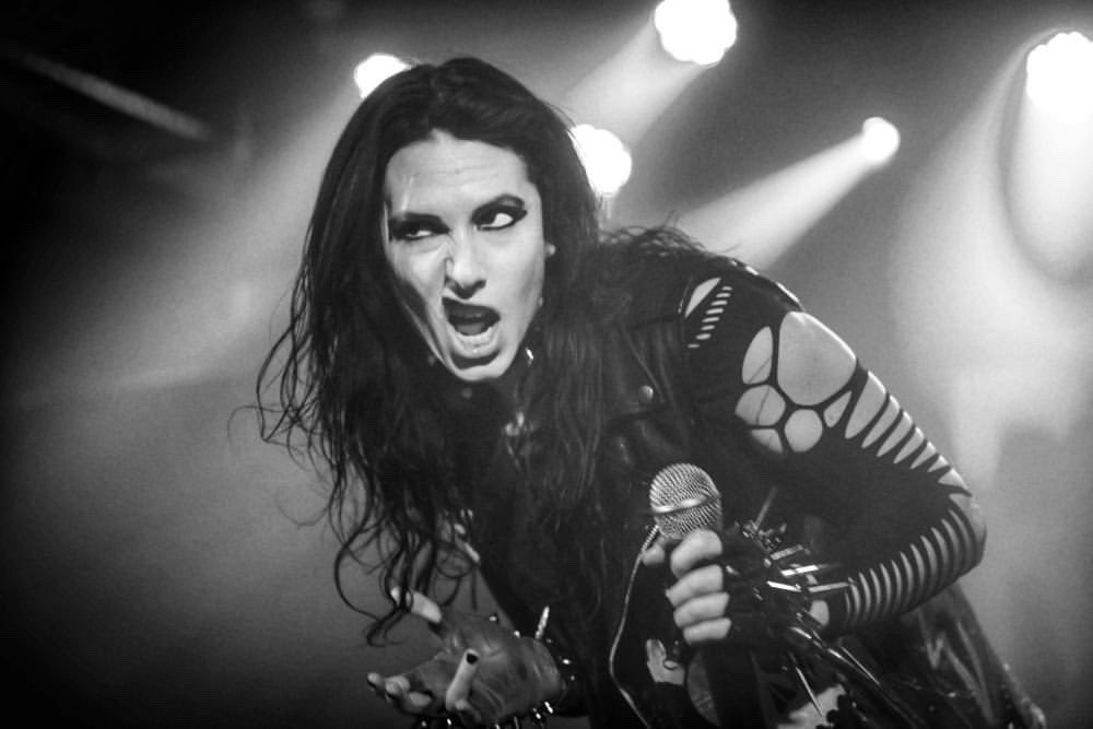 MayhemOfficial's tweet photo. What’s your favorite Halloween candy??
📸 joeyconcertphotos
#monster #madamemayhem #happyhalloween #rockchick #somethingbetter #becomingamonster #samsontech #spikes #theatrical #performance #rockshow #concert #concertphotography #femalefronted #blackandwhitephoto https://t.co/xKN7pkuCcX