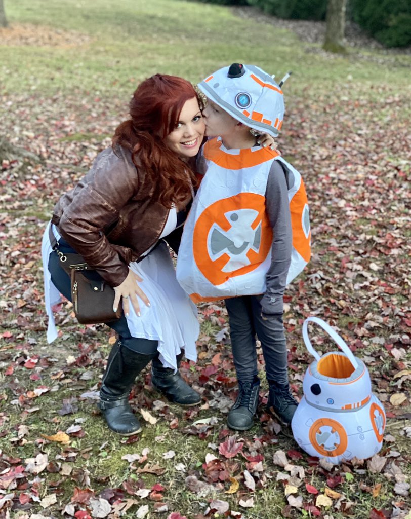fiestyirishlass's tweet photo. Rey &amp; BB-8!! 🎃 #halloween #starwars #trickortreat #familycostumes #JacobyJames https://t.co/Ixu9iNymJj