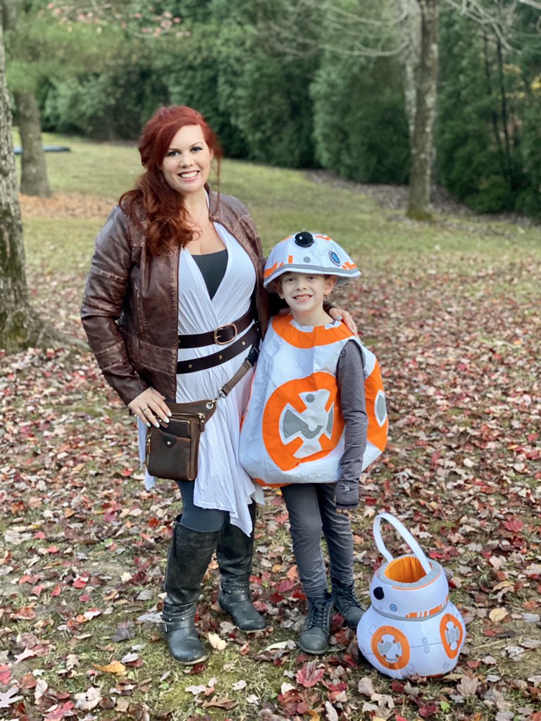 fiestyirishlass's tweet photo. Rey &amp; BB-8!! 🎃 #halloween #starwars #trickortreat #familycostumes #JacobyJames https://t.co/Ixu9iNymJj