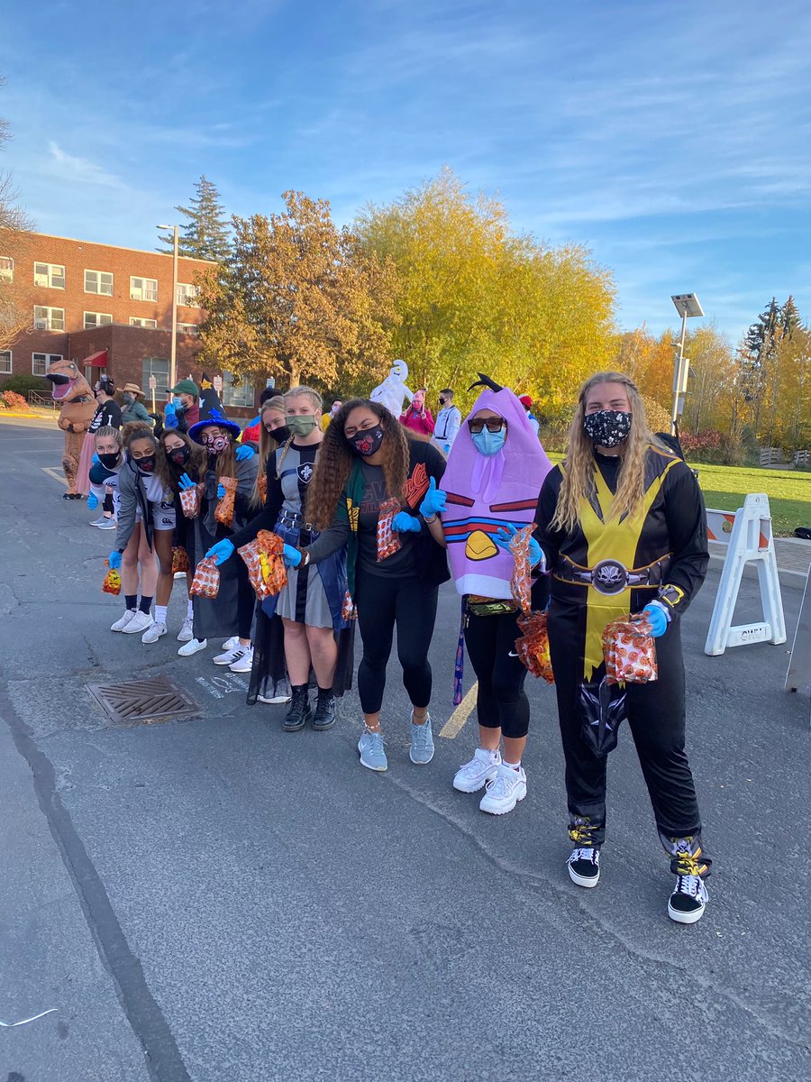 CWURugbyWomen's tweet photo. The young Wildcats joined the CWU Campus Activities team for the Halloween Goodie Bag Pickup this afternoon. Bringing some more Halloween fun, and a few sweet treats, to the local Ellensburg families and children! 🎃👻

#ReignCrimson #DoYourSHARE https://t.co/qwIgtMB02R
