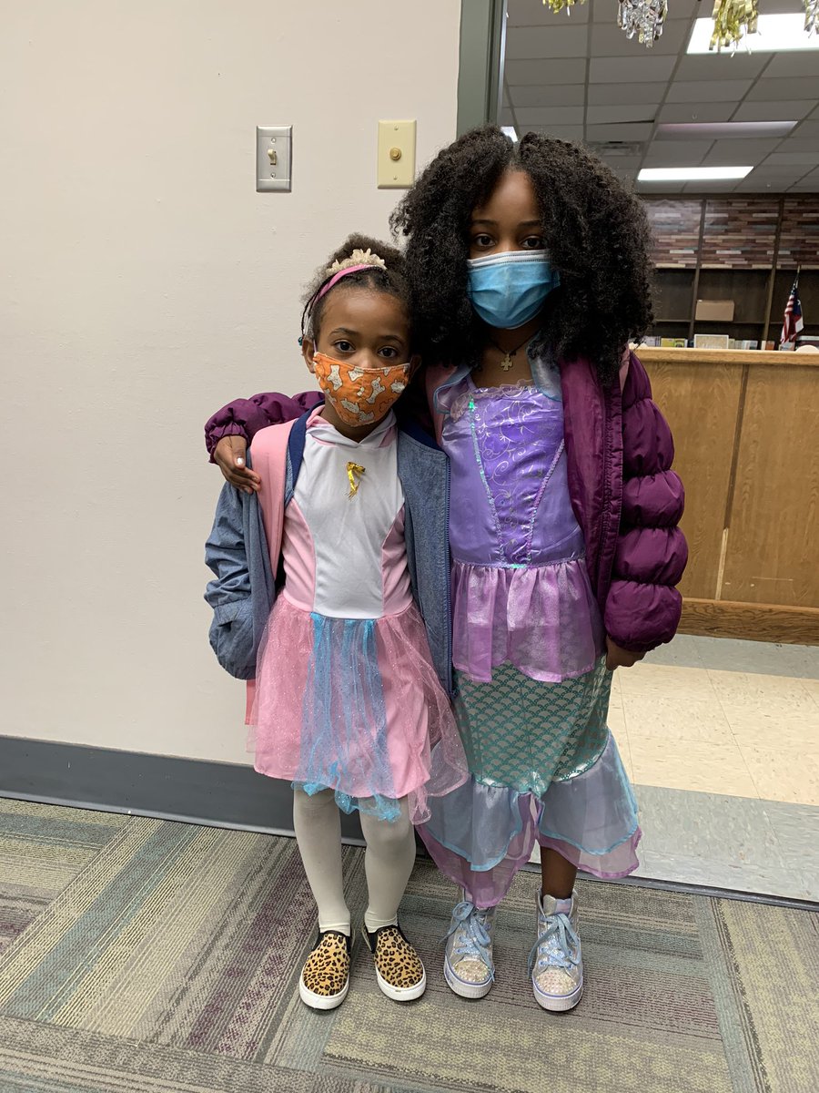 Davis_Dragons's tweet photo. Davis Dragons know just how to wrap up Red Ribbon Week! #TogetherWeCan #hocuspocusfocus https://t.co/PXAjMtu12A