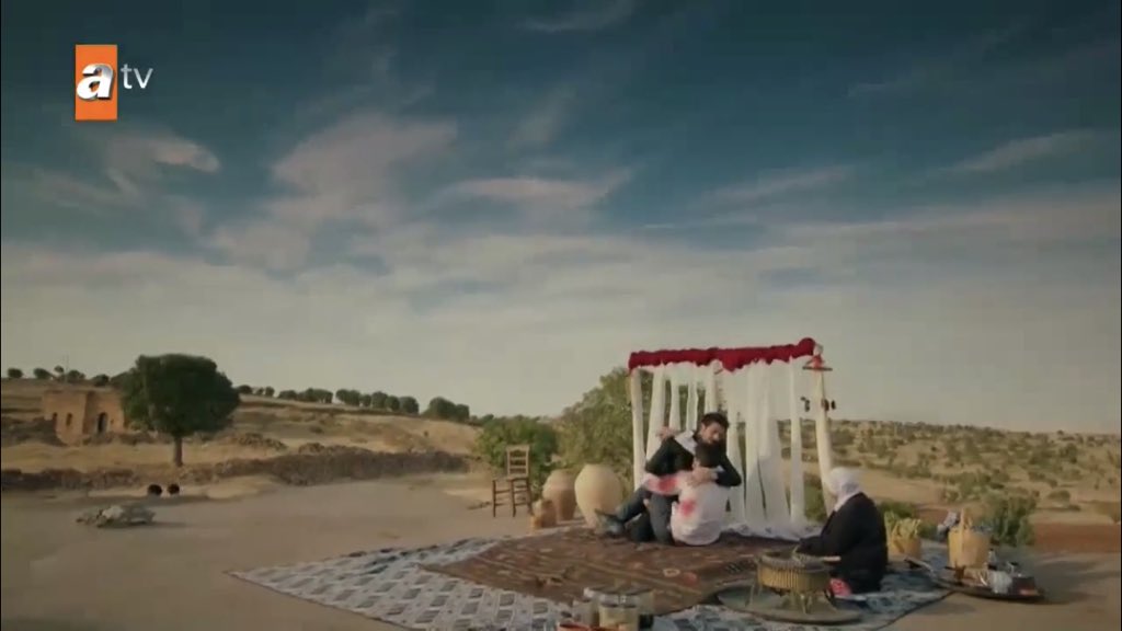 and just like jean valjean carried marius through the sewages of paris, azat abi carried miran to an old teyze’s healing carpet  #Hercai