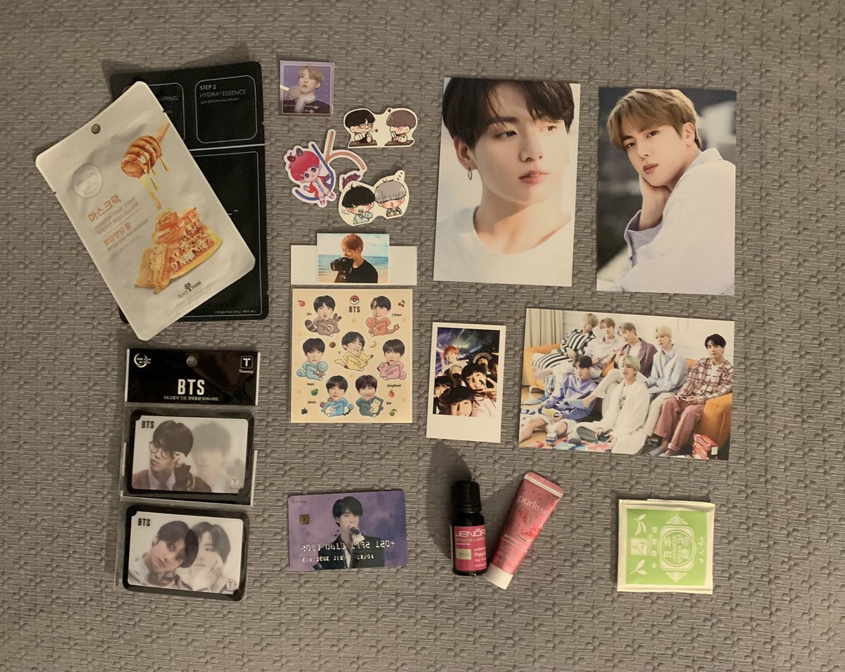 devout_jinnist's tweet photo. i have never been part of such an absolutely STACKED group order π thank you so much for all of the extras and goodies @roundboygos!!
i ordered the jin and jk lenticular t money cards (bottom left) & EVERYTHING ELSE was an amazing cherry on top π #roundboyproofs https://t.co/9z26nDdvGI