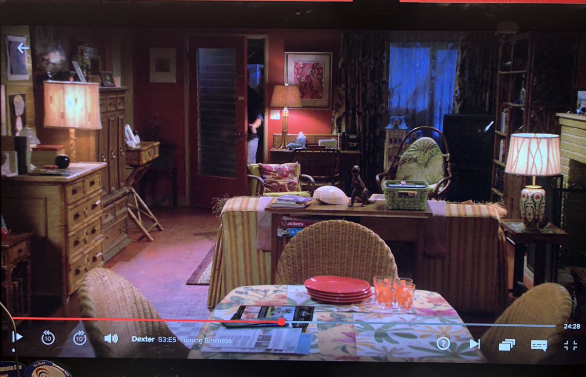 PepperStanwyck's tweet photo. Doing a rewatch of Dexter (this is S3E5) and my god, Rita’s house set dressing is truly fantastic. I wish I could have met the production designer and the art Dept (Props omg) back in the day! #dexter #Television https://t.co/yy2itnz5eB