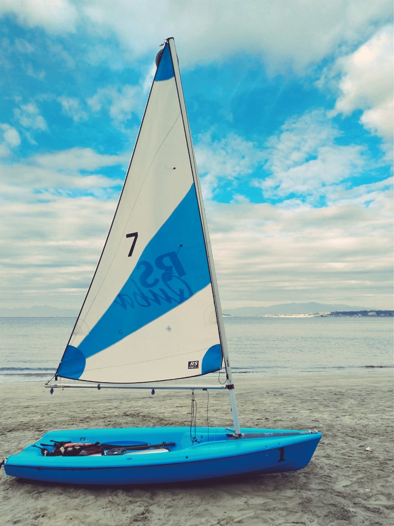 Tomo_mx5's tweet photo. 本戦です⛵
風がない、、。😇
葉山から望む江ノ島と。
#RSJapanGames #RSJapanOpen #RSsailing #葉山 #葉山セーリングカレッジ #hsc #RSQuba #RSAero #RS800 https://t.co/vpBsqX4nNC