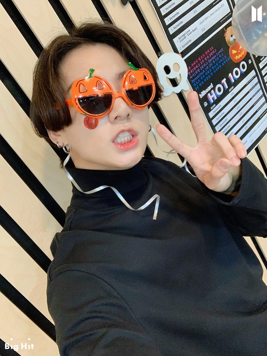 Miriam_kook_'s tweet photo. Jungkook // Jungkook 
Halloween    Halloween
2016                2020
Lloro brillitos 💖😢 https://t.co/DLMaEe4e7E