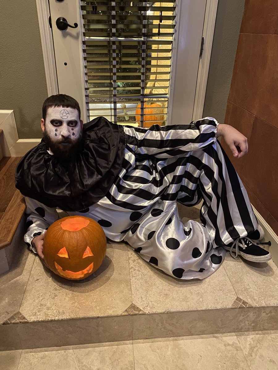 KatieRadio1's tweet photo. 🎶 Well well well... what have we here? Sandy Claws huh? Ooh I’m really scared! 🎵 @JuiceMarsch72 @bigrickahuna 🐛🎃🔪🐍🤡🎅🏻 https://t.co/KujxkPbSEl