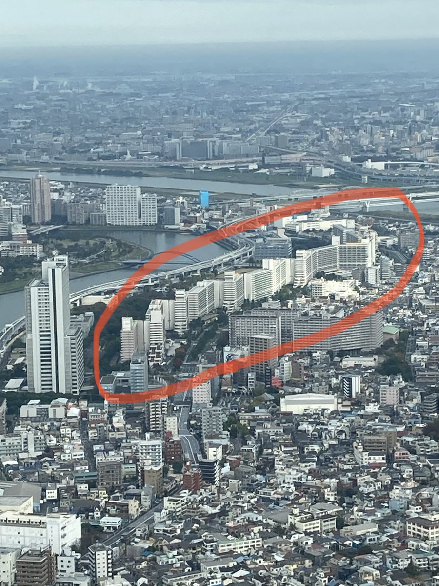 山谷良登 スカイツリーに来た 墨田フィールド近くの防火壁団地 都営白髭東アパート がここから見るとホントよく分かる 1km以上連続しているのが壮観 なぜあそこだけなのかは知らない