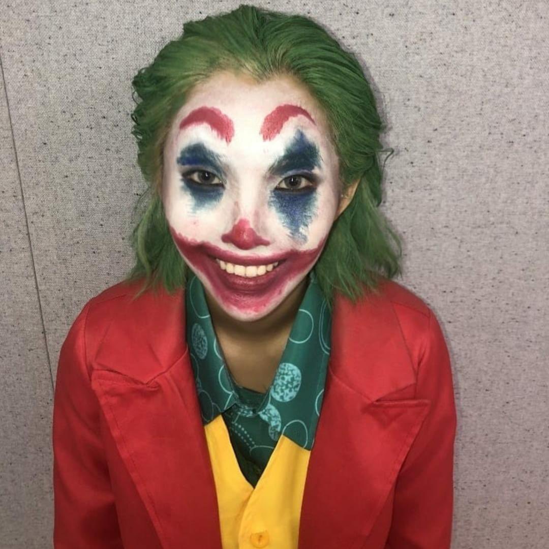 virtuaIorigins's tweet photo. Por otro lado, Hitoshi anda sonriéndole a todo aquel que le pasa por el lado porque no puede ocultar su felicidad al estar en el #NTG1stCB. Nos consideramos fans de estas chicas, pero sobre todo en este #HALLOWEENIGHT. Gracias por invitarnos, reinas. 👸 https://t.co/CRH9SFSWSF