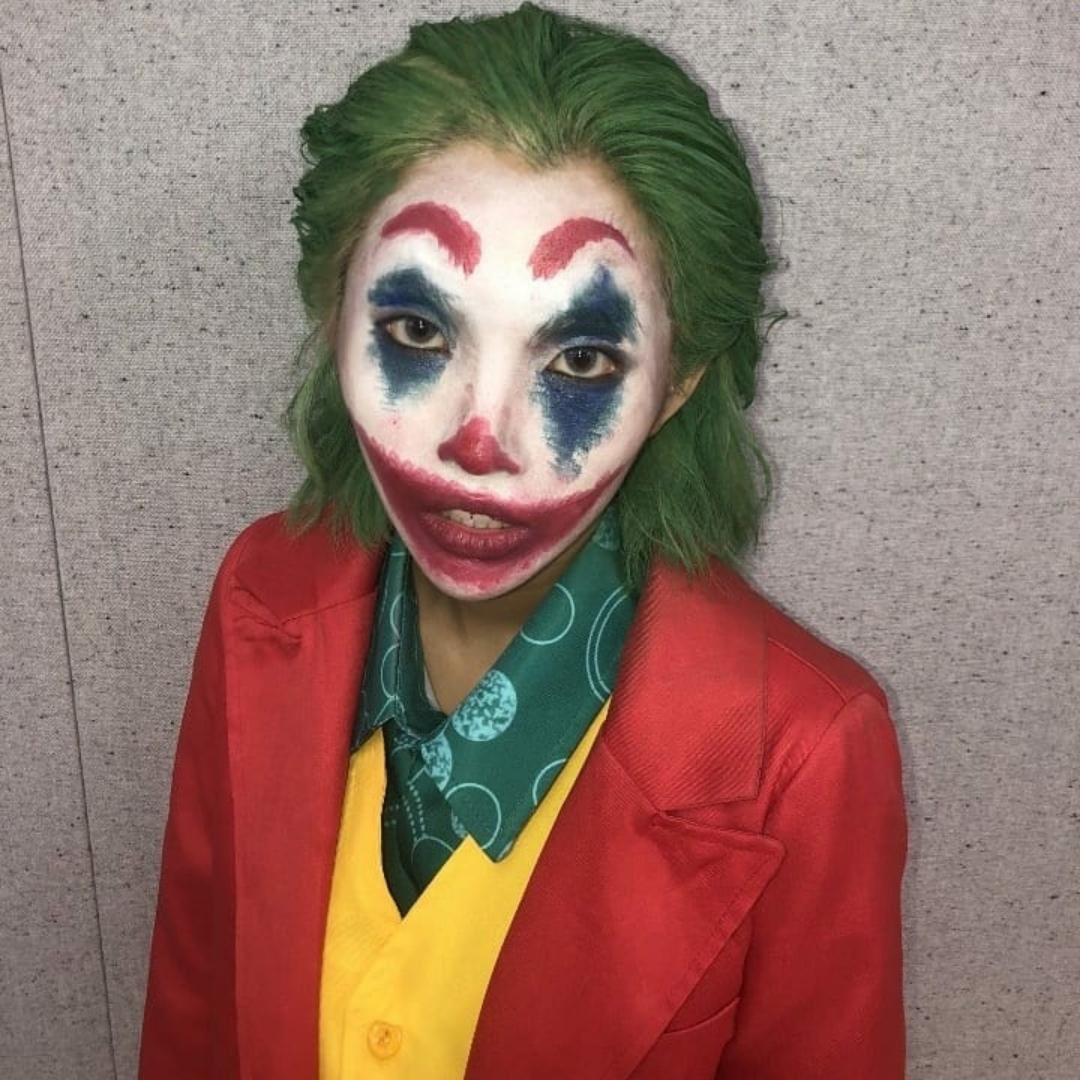 virtuaIorigins's tweet photo. Por otro lado, Hitoshi anda sonriéndole a todo aquel que le pasa por el lado porque no puede ocultar su felicidad al estar en el #NTG1stCB. Nos consideramos fans de estas chicas, pero sobre todo en este #HALLOWEENIGHT. Gracias por invitarnos, reinas. 👸 https://t.co/CRH9SFSWSF