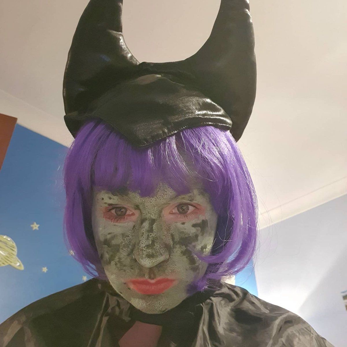 scotsmcniece's tweet photo. Not just a pretty face... Happy Halloween π. Putting my #clearskinmask #darelipglaze #lashextensionkit to good use @TropicSkincare @susanma https://t.co/n46HnMo8VC