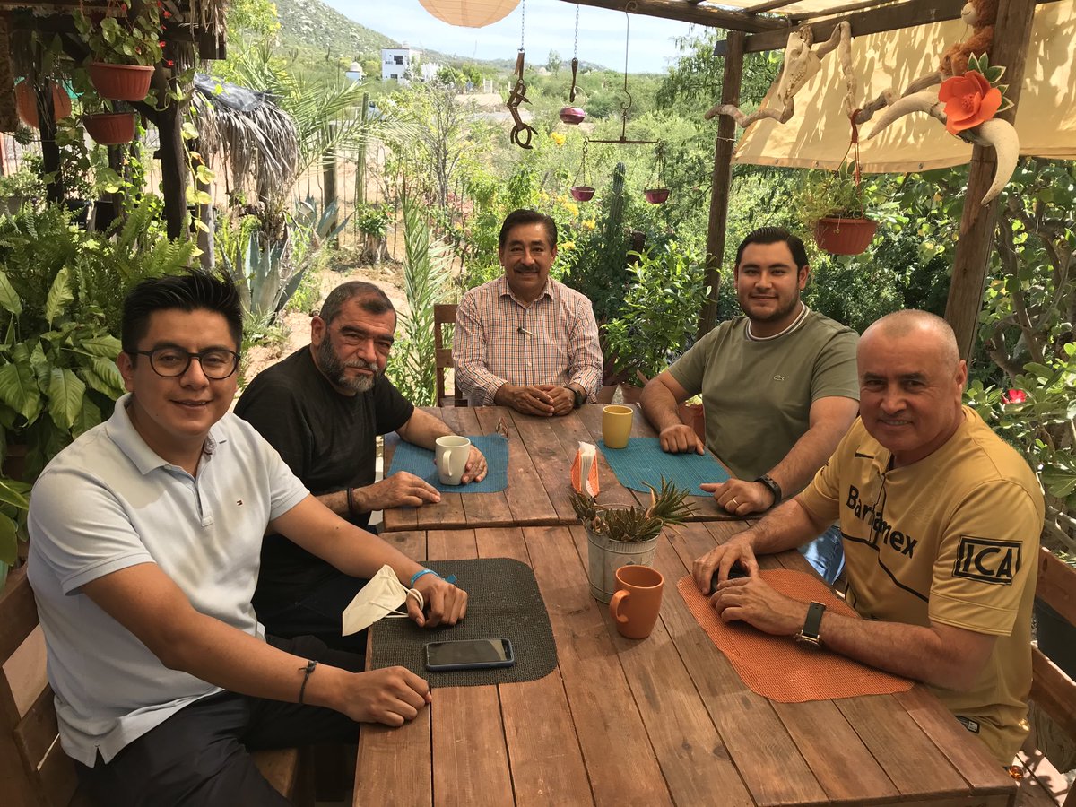 En La Paz BCS con el profe Héctor Jiménez ⁦⁦<a href="/JIMH65/">HectorJimenezM.</a>⁩ analizando la situación política, social y económica para proyectar acciones próximas de mejora en el estado. Tuvimos oportunidad de saludar al Sr. Obispo Miguel Ángel Alba Díaz así como líderes sociales de la entidad.
