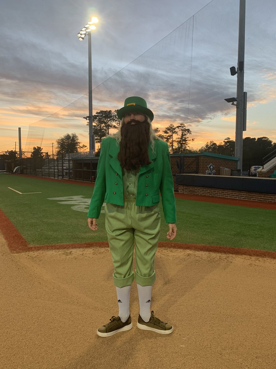 UNCWsoftball's tweet photo. Costumes and creativity for you this Halloween 🎃 #uncw #seahawksoftball https://t.co/8BPuDeGxsI