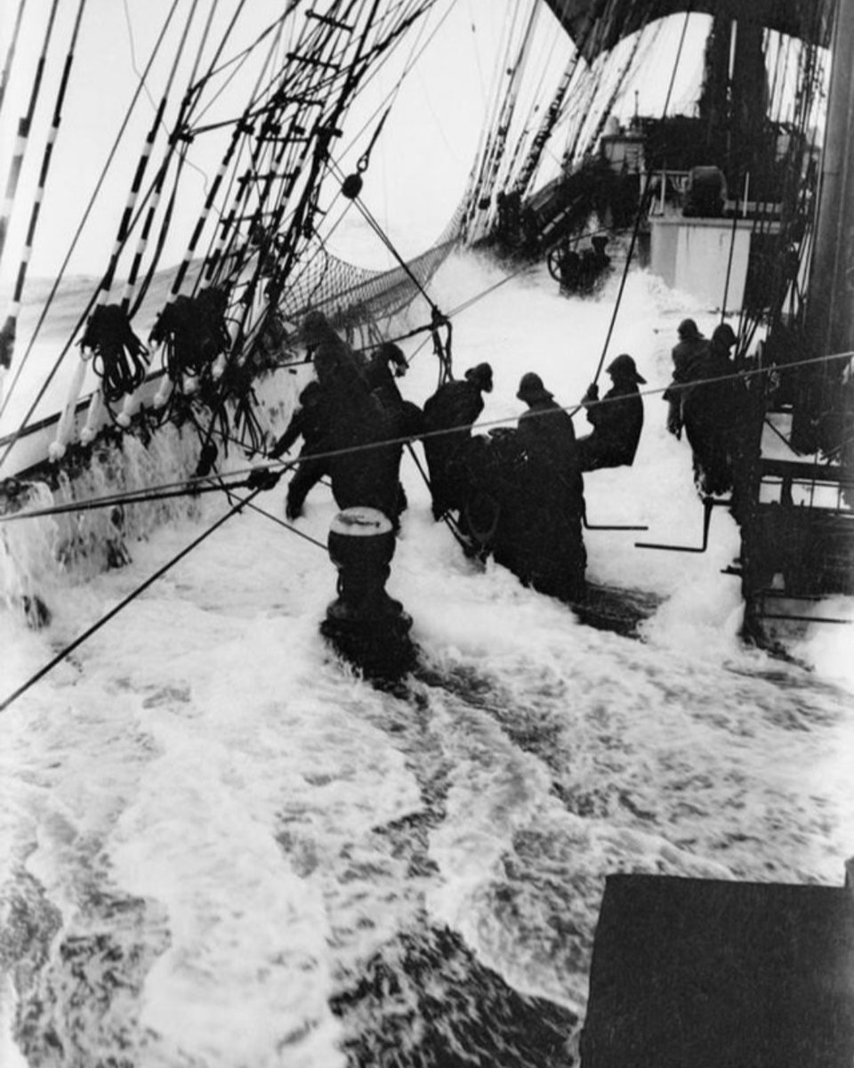 Sailing a #tallship takes alot of people working together in tricky conditions.

But it's the kind of work that creates a team in an #environment which is totally unique and creates memories for a lifetime!
#sailing