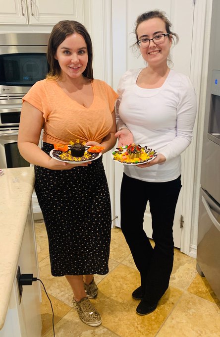 1 pic. Baking cupcakes with my sis! 🧁 Happy Halloween lovers! 🧡🖤 #HappyHalloween2020 https://t.co/4I