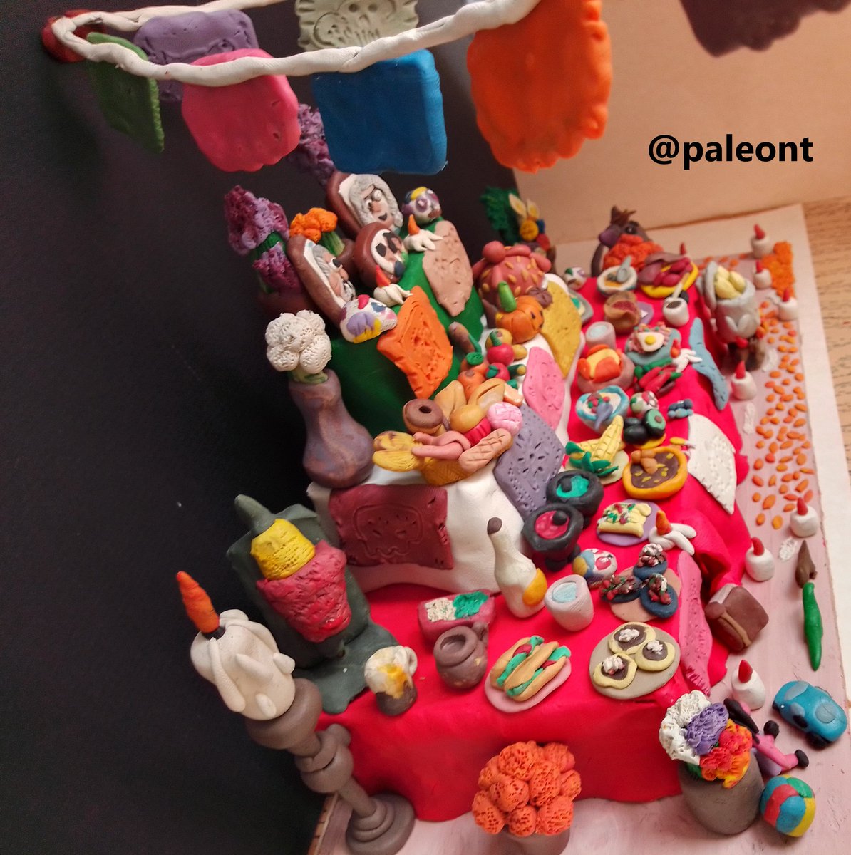 🇲🇽 Mi #ofrenda en #plastilina, sólo me nació hacerla y poder compartirla. Me encanta mi #México y sus #tradiciones. El conocer más de mi país ha sido gracias a los libros y a @ursulacamba @VekaDuncan @barcenairene @MVivant @hdemauleon @Cuauhtemoc_1521 entre otros.#clay #art #arte