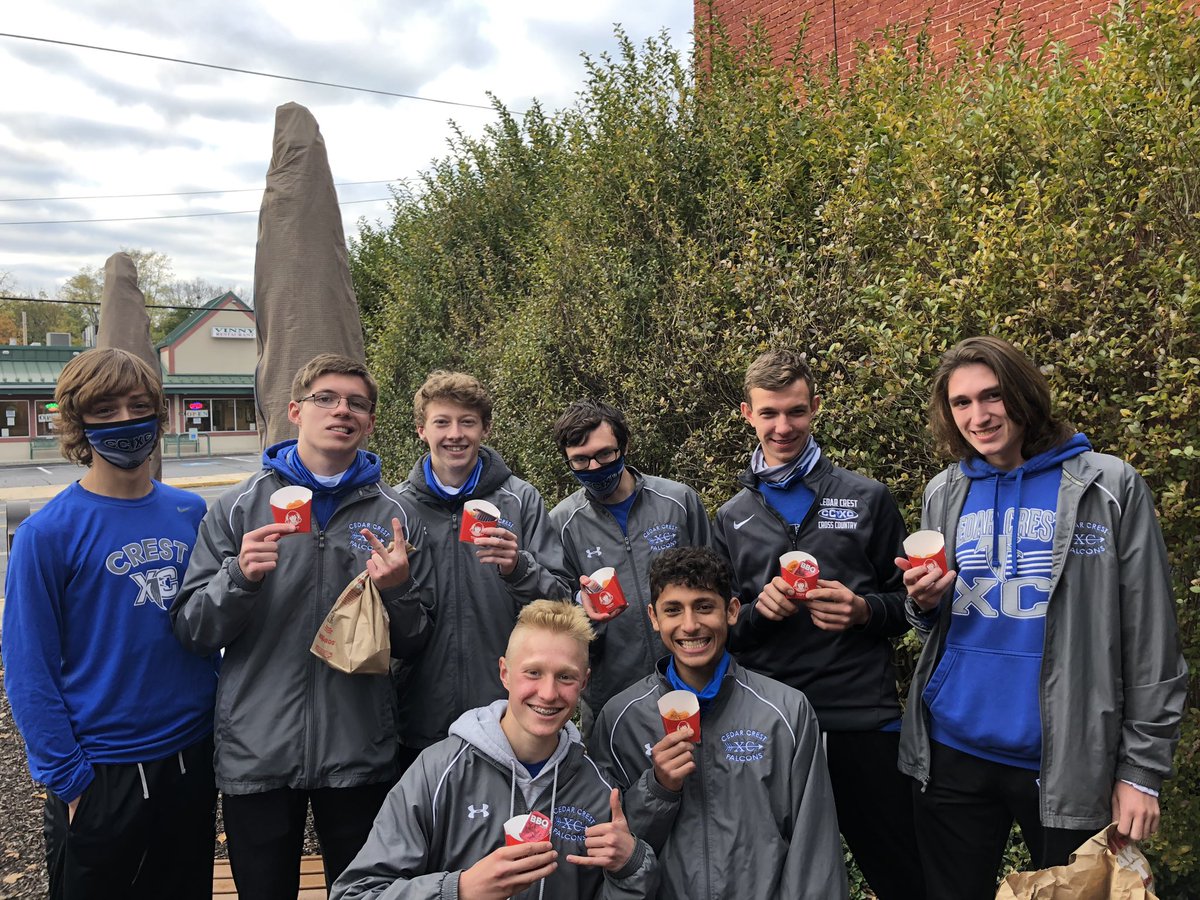 CoachRiss112's tweet photo. Very proud of these guys—3rd in a Very Strong District 3 AAA field (a state qualifying performance in a normal year)! Ryan Wolfe (13th &amp; a SQ) &amp; Luke Hinegardner (16th)=District Medalists! To celebrate a great effort, the guys enjoyed some Spicy Nuggs!!! https://t.co/3p8qjeY8ep