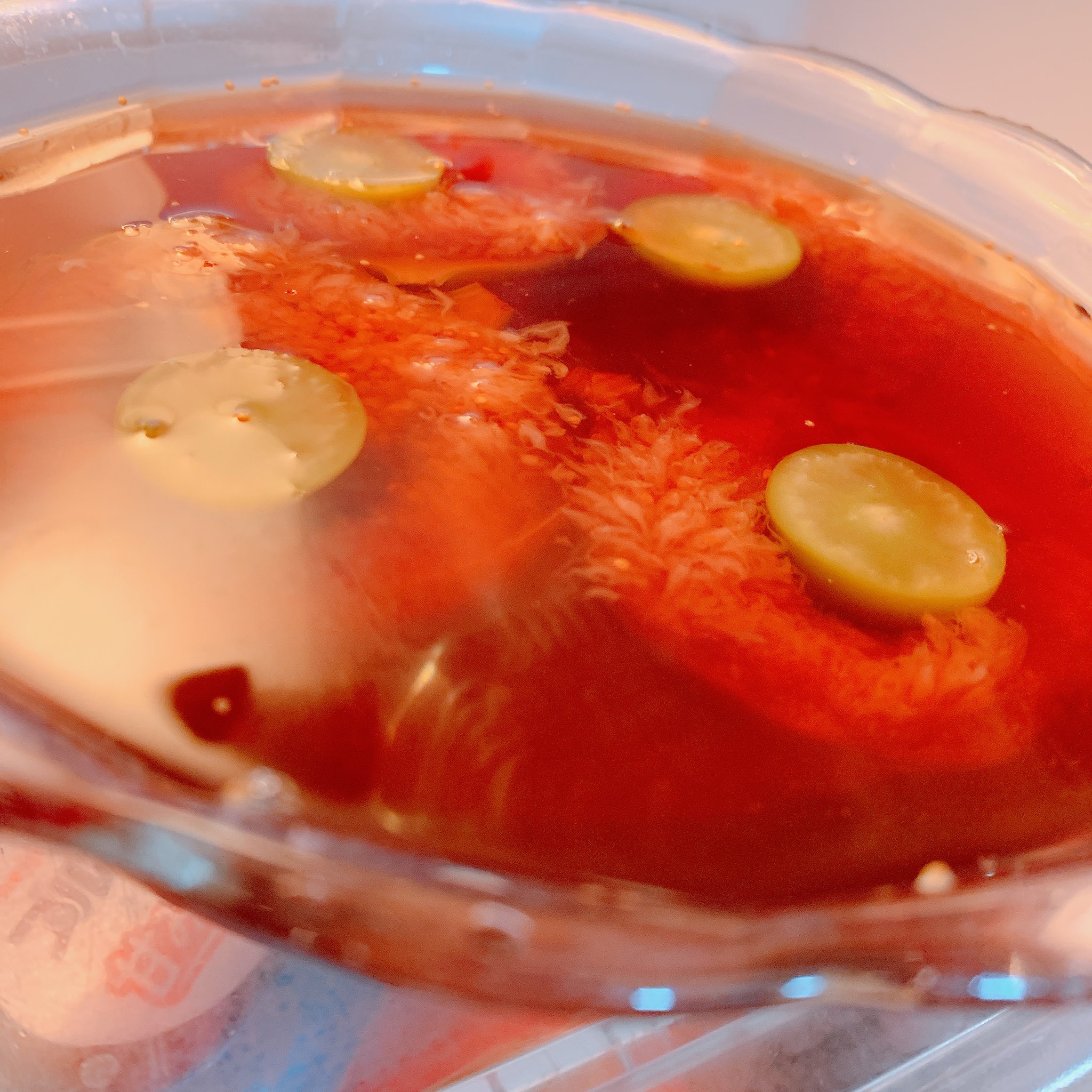 ট ইট র ぼへ 昨日のいちじくゼリーの続き 一晩シロップに漬け込んだので ゼラチンを混ぜて冷やした シロップに対してゼラチンの量が少なかったので 紅茶混ぜた 紅茶のいちじくゼリーのレシピもあったから不味くはないんじゃないか あと緑の丸いの