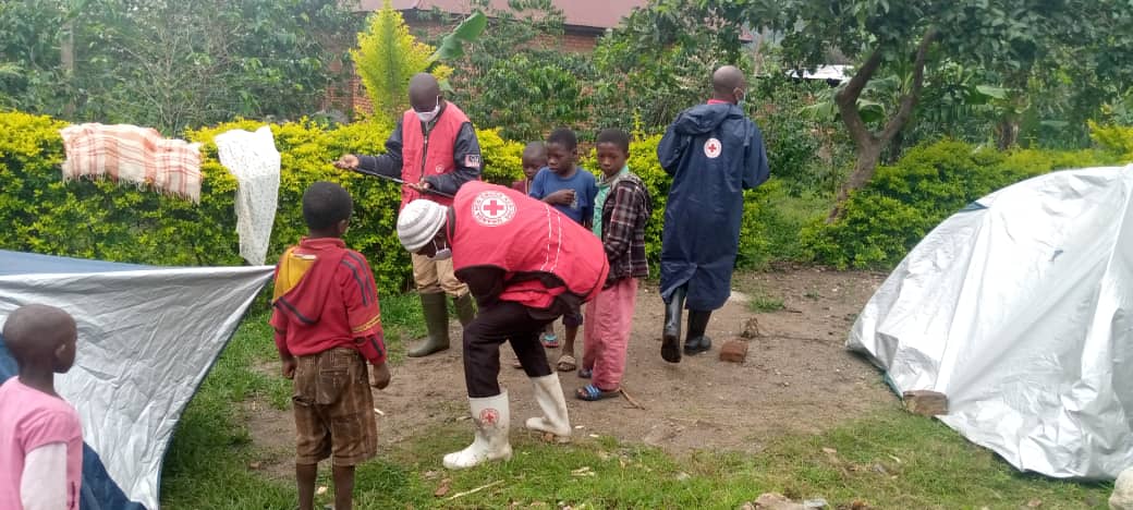 Close to 1192 people displaced in Kasese due to heavy rains and landslides. The affected families have camped at schools and churches for shelter. Our Kasese branch office is on ground to offer humanitarian support. @KaseseUg has joined the team to conduct rapid assessment.