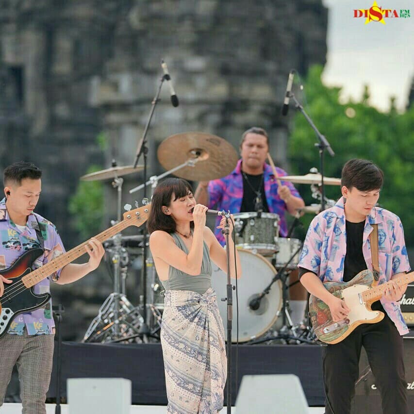 Prambanan Jazz Virtual 2020 disiarkan secara langsung dari Candi Prambanan.
Prambanan Jazz Virtual Festival hari pertama dibuka oleh <a href="/jokoinberlin/">Joko in Berlin</a> dan penampilan lainnya dari <a href="/fourtwntymusic/">Fourtwnty</a> <a href="/isyanasarasvati/">Isyana Sarasvati</a> pusakata <a href="/dr_tompi/">dr tompi spBP</a> dan ditutup dengan penampilan <a href="/tulusm/">Tulus</a>