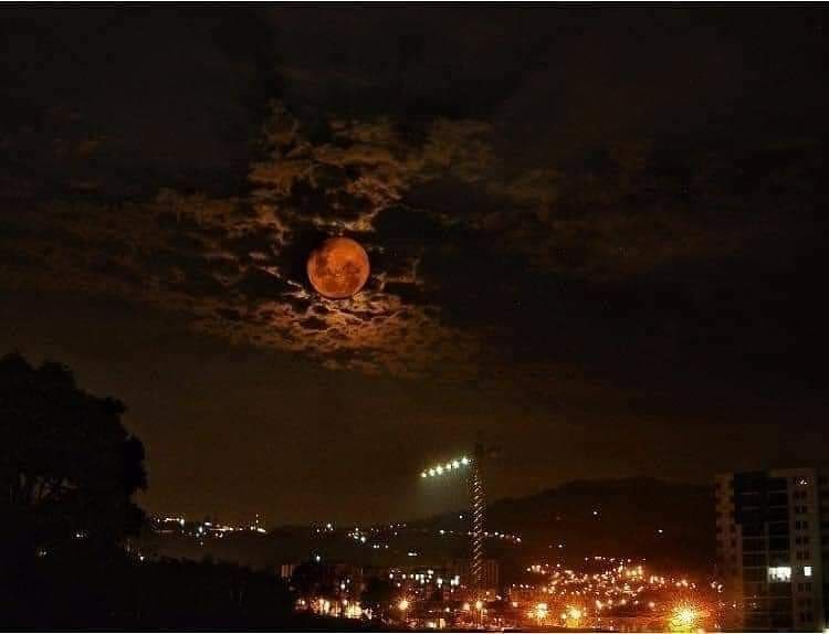 La última luna de octubre!!!!
#noches #octubre #luna #lasmejores #oaxacansicaru #pasionxoaxaca instagr.am/p/CHCYc3NADJD/