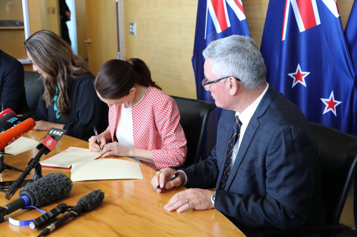 nzlabour's tweet image. Today @jacindaardern and @NgatiBird signed our cooperation agreement with the @NZGreens. We’re looking forward to working together to make progress on important areas like climate change, environment and child and community wellbeing issues over the next 3 years! #LetsKeepMoving