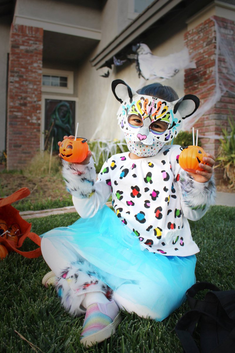 kstockinglopez's tweet photo. My kiddo wanted to be a "rainbow light up Snow Leopard." Mask is worbla, shirt  and furn trim was hand drawn on, and found a light up tutu (excellent tail by @JustFurKicks, is sadly out of view, but was perfect!). 
Eat your heart out, Lisa Frank 😉😅♥️🧡💛💚💙💜🐆 https://t.co/2kaM7Tlnff