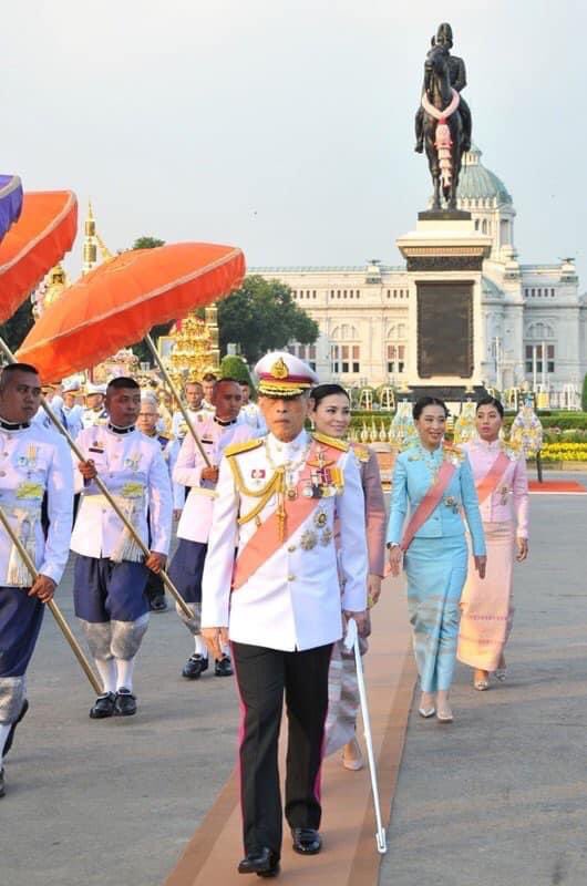 RonS73454736's tweet photo. #เรารักในหลวง1พฤศจิกา
#ไปรับเสด็จกับพี่บิณฑ์ https://t.co/k0JSyhnfBV