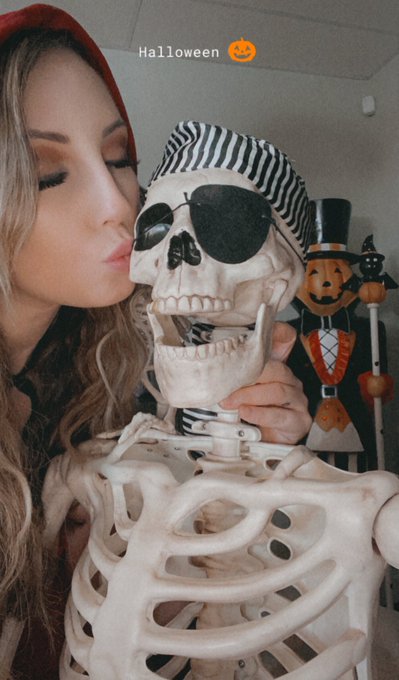 [🔴 LIVE] at https://t.co/c4HWsF7Dgn ✨  Come spend your Halloween night with me! 🎃👻🖤🧡 https://t.co/S4<a href="/tag/mfcmodelmadness"class="tags"><span>#mfcmodelmadness</span></a>