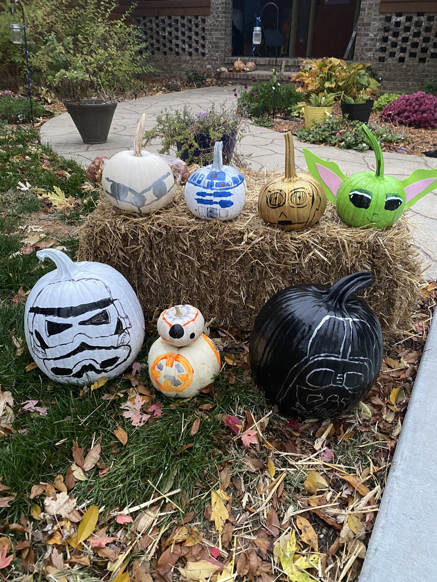 Bbits1012's tweet photo. @Lin_Manuel @VAMNit Star Wars themed pumpkins at our house this year https://t.co/oHeYBIpkKy
