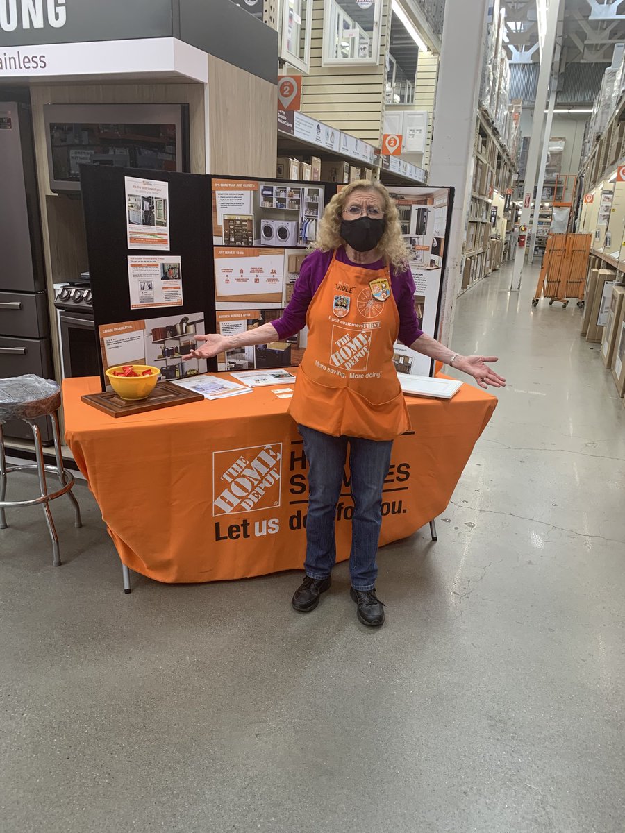 thdseadawn's tweet photo. I (MLG- Seadawn Thomas) visited Store # 639 earlier today. HSRS (Violet Victor) getting her table set up along with a little something sweet!  More pics to follow. https://t.co/vB66G8wGg9