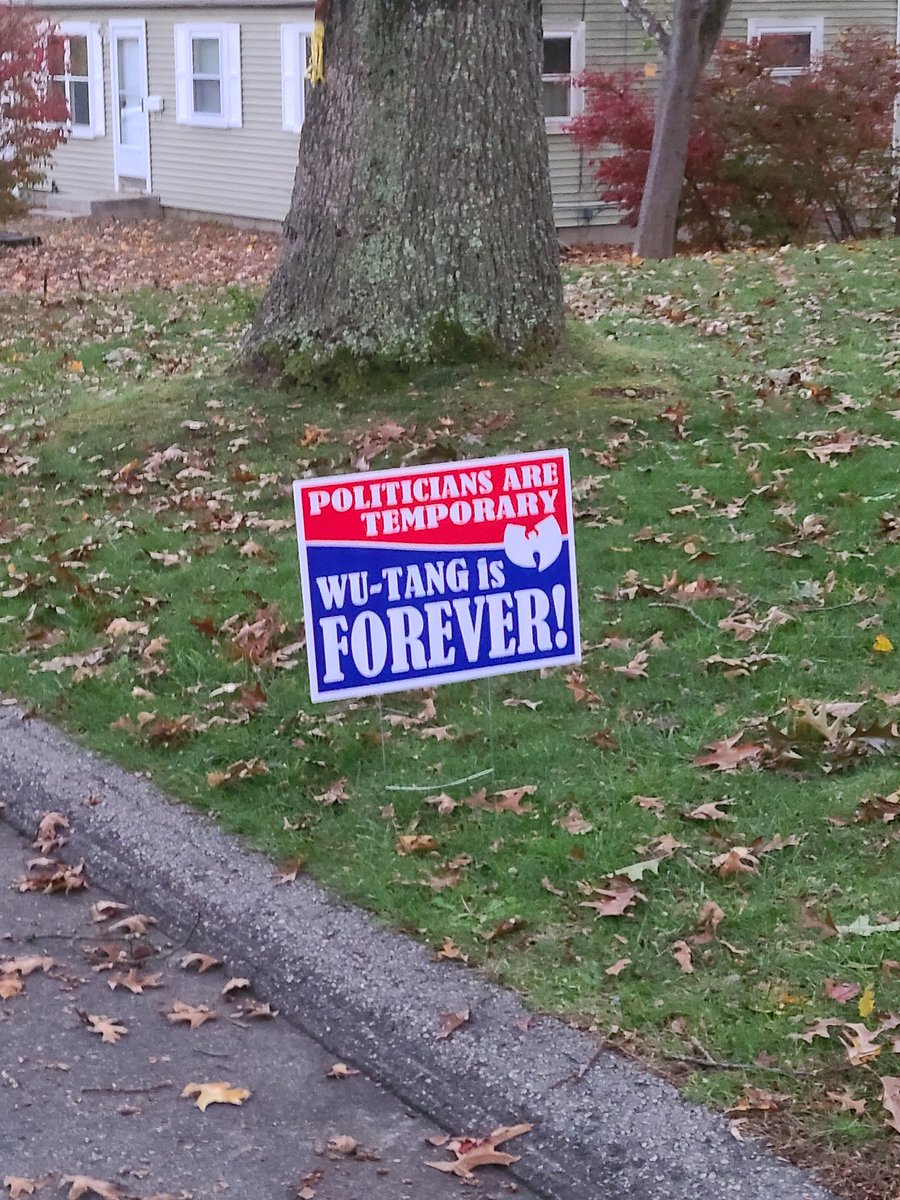 Mantic_Tom's tweet photo. @classiclowlife I saw this when taking my daughters Trick or Treating https://t.co/4e5sCZ6w3e