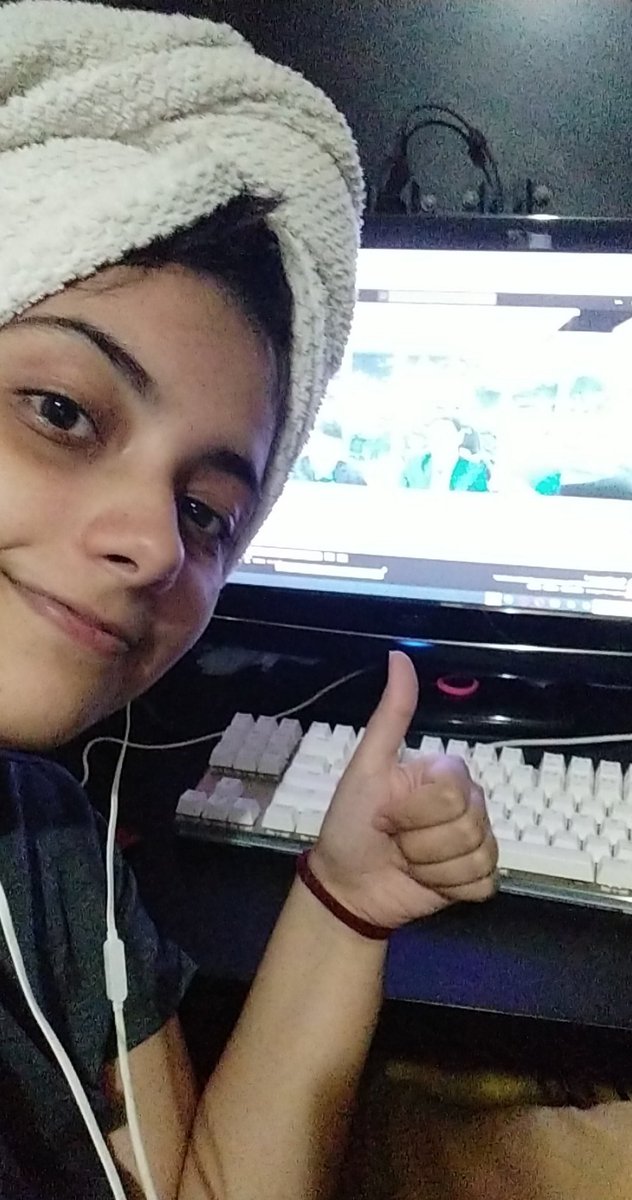 Yulla's tweet photo. Um simio assistindo simios jogar e simios narrarem o jogo, se não fosse pela intérprete de libras eu não veria essa merda #SIMIOSCHAMPIONSHIP https://t.co/litKdBxjnI