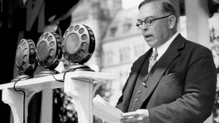 25. King looked for supernatural messages in the patterns of his shaving cream & the hands of every clock. He regularly consulted with psychics & read tea leaves — one prophetic cup he drank at the Royal York Hotel accurately predicted Liberal victory in an upcoming bi-election.