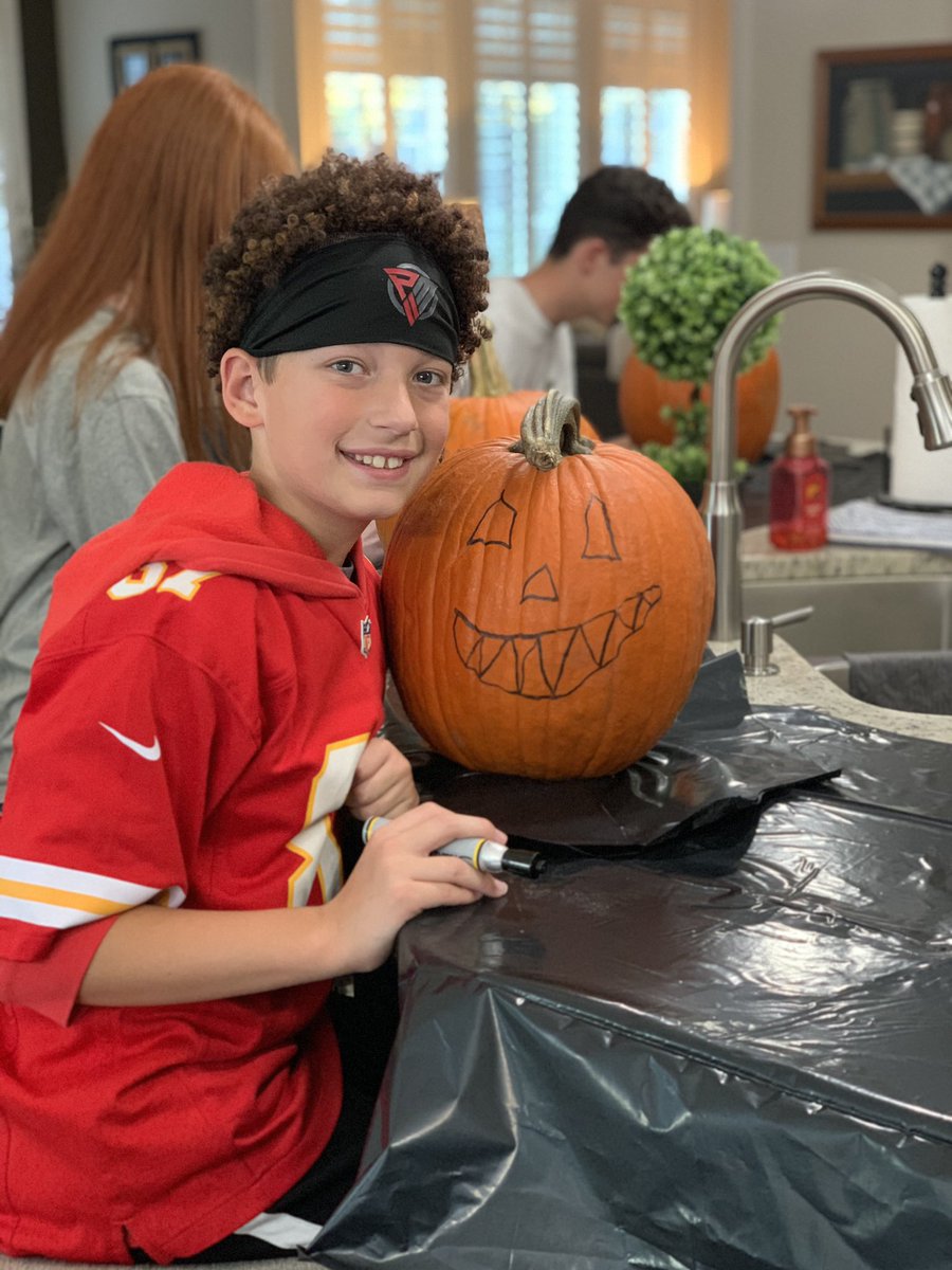 cdharold's tweet image. Pumpkin pizza, pumpkin carving, and Patrick MahKelce = a fun evening of making memories!!