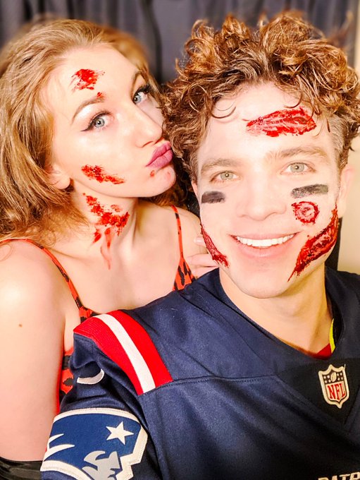 #HappyHalloween2020 from 🏈🧟&zwj;♂️ Zom Brady and Gisele Bl&ouml;&ouml;dchen 🩸💅🏼#couplesgoals https://t.co/zU3BoeFG<a href="/tag/happyhalloween2020"class="tags">#HappyHalloween2020</a><a href="/tag/couplesgoals"class="tags"><span>#couplesgoals</span></a>