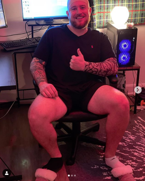 The_Crellis's tweet photo. @timthetatman I'm just here working on my sit down comedy, in UGG slippers.
#TimTheTatMan #twitch #apex #cod #warzone #tattoo #bald #uggz #sitdowncomedy #indentedScalp #Halloween #NoCap #BaldCap https://t.co/S0Kvguf1pT