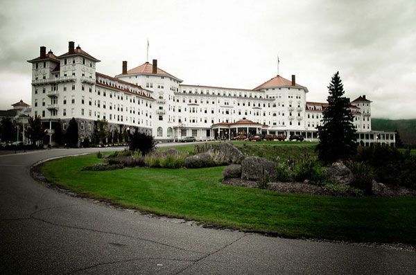 Would you stay in one of these haunted hotels? Eeeee! samb.tv/2p38b53