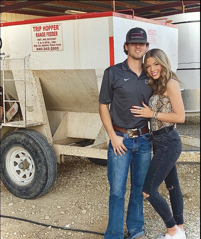 Huntermobley7's tweet photo. The ol feeder’s never seen cake with this much quality🥵 https://t.co/mVBe8zHweN
