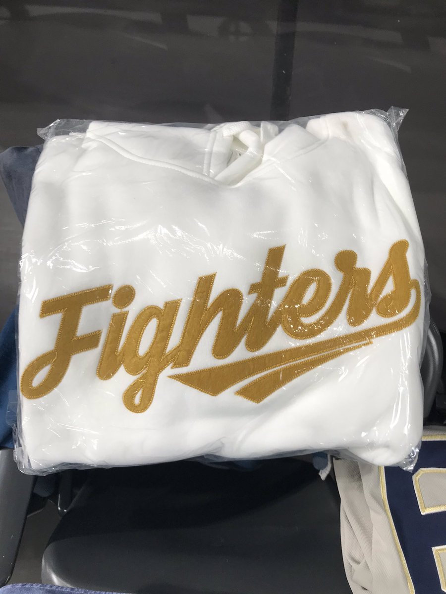 bsaa9232's tweet photo. 今日はここから‼︎

ファイターズのトレーナー2着目‼︎
今日帰るから荷物が・・・・

今日は勝ってくださいお願いします‼︎ https://t.co/IpdlUe7rXn