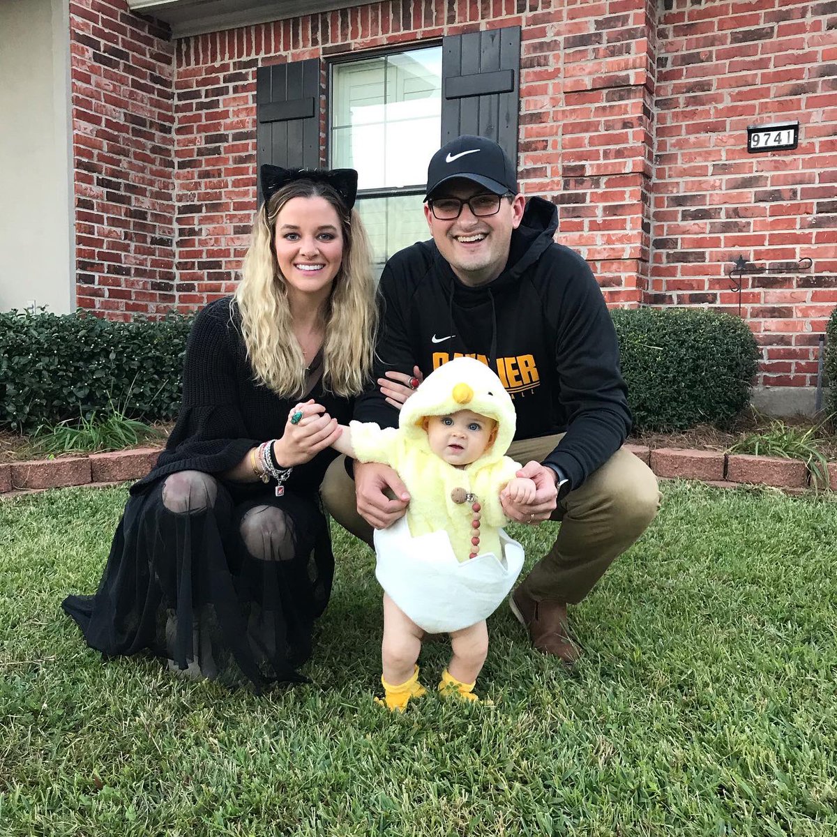 CoachAnglinCC's tweet photo. Happy Halloween from the Anglins! 🎃🐣

#happyhalloween #anglins #ediejames #notrickortreatnoproblem https://t.co/0ZxIWRUgLN