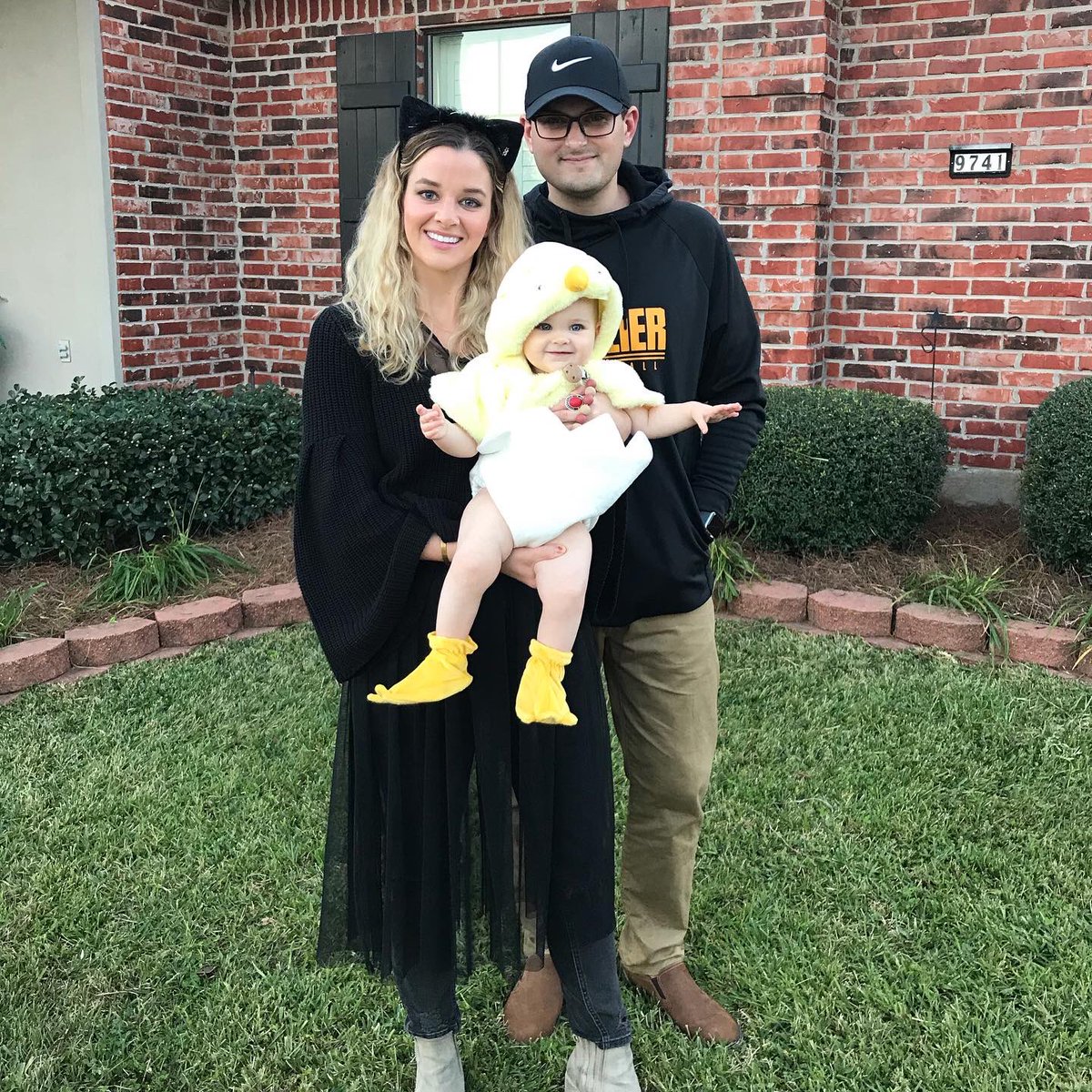 CoachAnglinCC's tweet photo. Happy Halloween from the Anglins! 🎃🐣

#happyhalloween #anglins #ediejames #notrickortreatnoproblem https://t.co/0ZxIWRUgLN