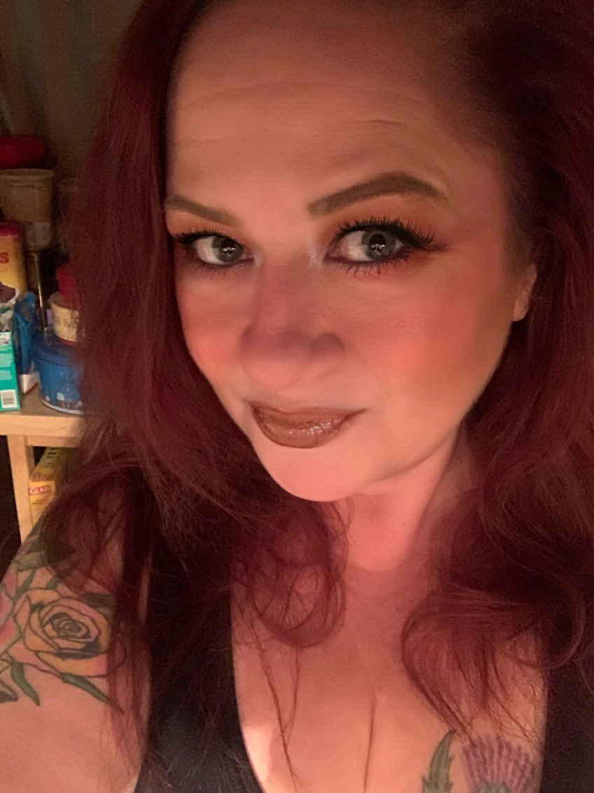 heagiedonald's tweet photo. It’s been a tough today. I needed to distract myself, ya know? So I took a couple hours & did an makeup look for Halloween. I chose coppers, browns and pinks to do a Scottish Queen. I like it. #playingwithmakeup #makeup #sexyscottishqueen #redhead #🏴👑 #happyhalloween https://t.co/CQaW12OWf7