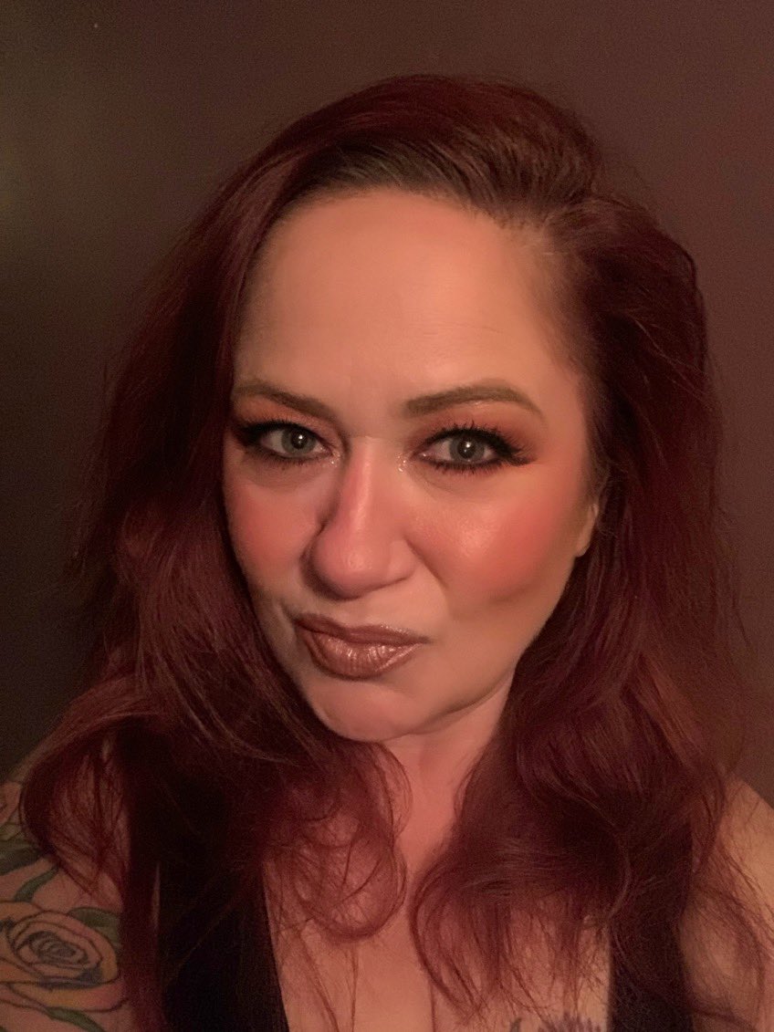 heagiedonald's tweet photo. It’s been a tough today. I needed to distract myself, ya know? So I took a couple hours & did an makeup look for Halloween. I chose coppers, browns and pinks to do a Scottish Queen. I like it. #playingwithmakeup #makeup #sexyscottishqueen #redhead #🏴👑 #happyhalloween https://t.co/CQaW12OWf7