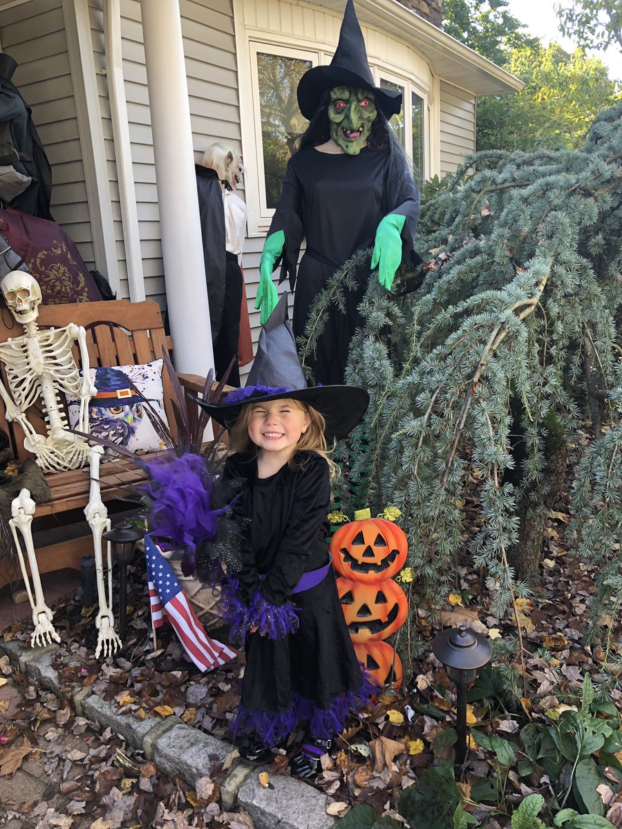 Happy Halloween! 👻 These two cuties had so much fun! We hope everyone had a great day!