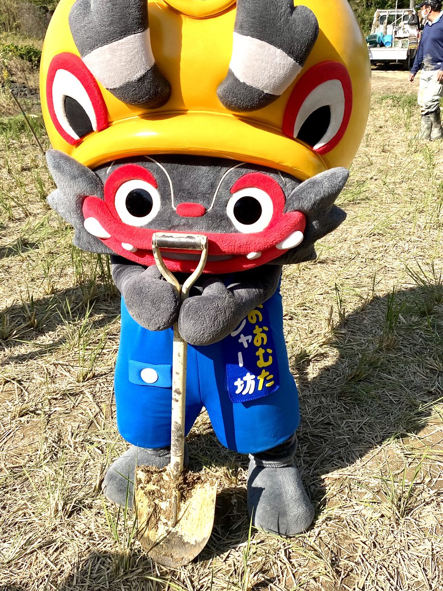 jabow_omuta's tweet photo. 今日から11月

今月の
ぼくのもくひょーは

おにいちゃん
おねえちゃんたちんごつ
力もちになって

人のやくにたつこと〜〜‼️

スコップばもってみたばってん💦
むつかしかぁ〜〜😭

＃農業ボランティアに参加
＃九州産業大学のみんな
＃ありがとう https://t.co/o1HzXIf2k6