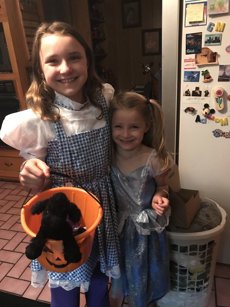 Burt16Eric's tweet photo. My crew ready for trick or treat! https://t.co/lkcsJtQZqk