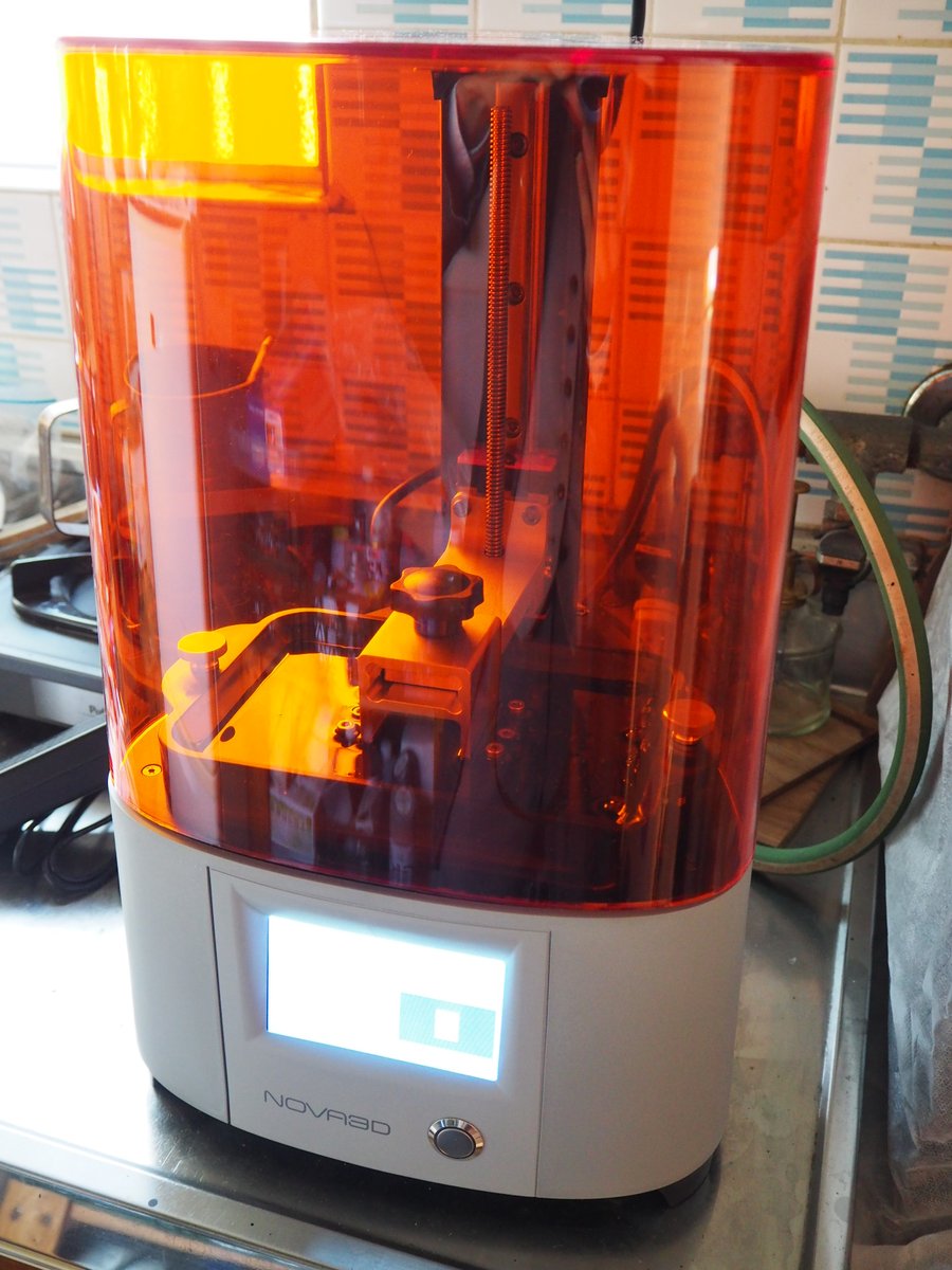 aki_chevalier's tweet photo. 改めて。導入した機種はNOVA3D Elfin2 Mono SE
プリント毎のレベリングは不要という機種だが、付属のUSBに入っているスライサーは古いのか一つ前の機種までしか対応していないようなのでNOVA3Dのサイトから新しくダウンロードした方が良いと思われる。
＃NOVA3D ＃Elfin2 ＃3Dプリンター https://t.co/lqDtAbEDB3