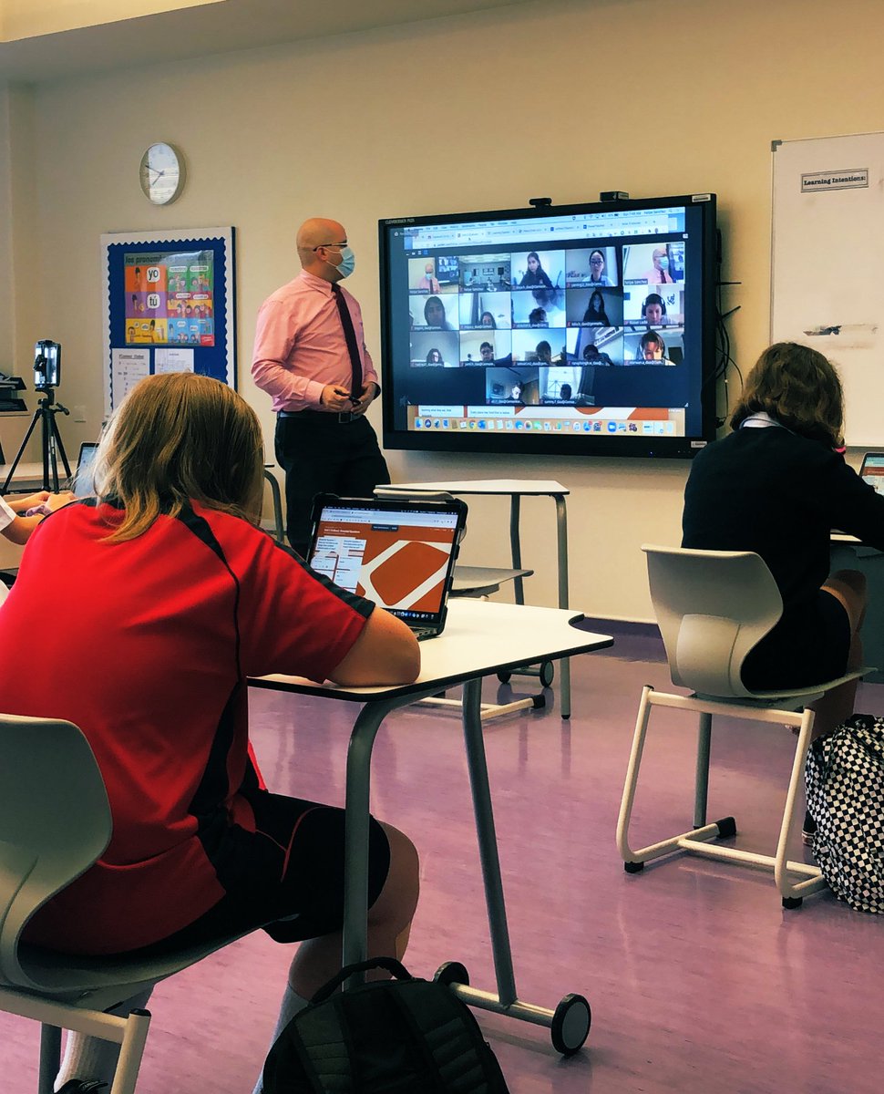 DaaMiddle's tweet photo. Hola Amigos! Bright and early discussing essential questions in Spanish class this morning ☀️ #daamiddle #stuckinthemiddle #middleschool @mr_senorsanchez https://t.co/ehW3PenUBz